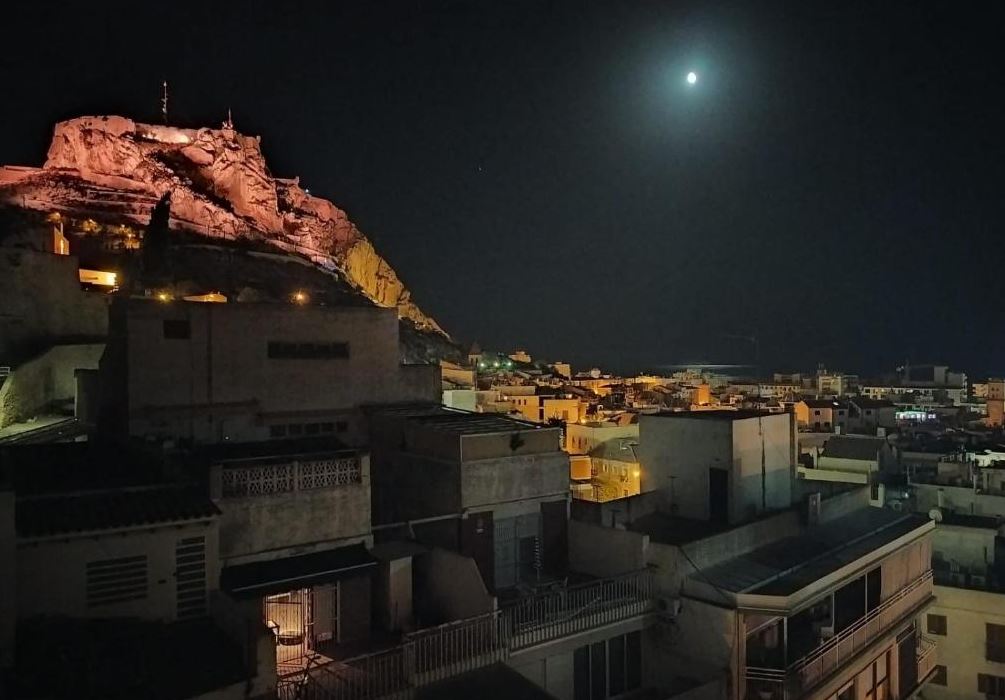 apartamentos turisticos cerca del Castillo Santa Bárbara de noche