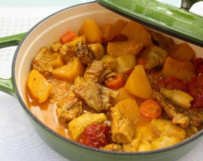 Fideos con costillas de cerdo y alcachofas